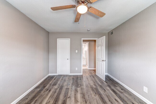 Building Photo - 523 Spring Dr