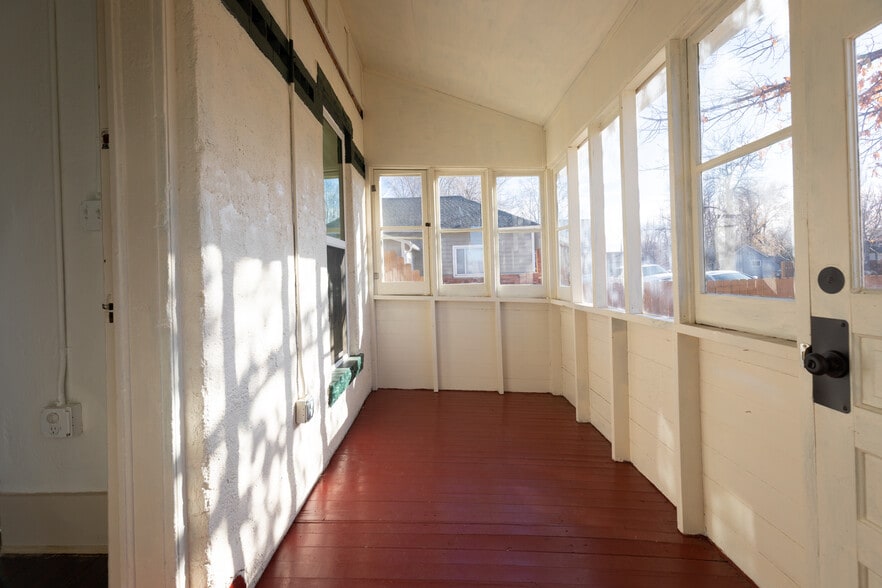 Building Photo - 105 E 2nd St