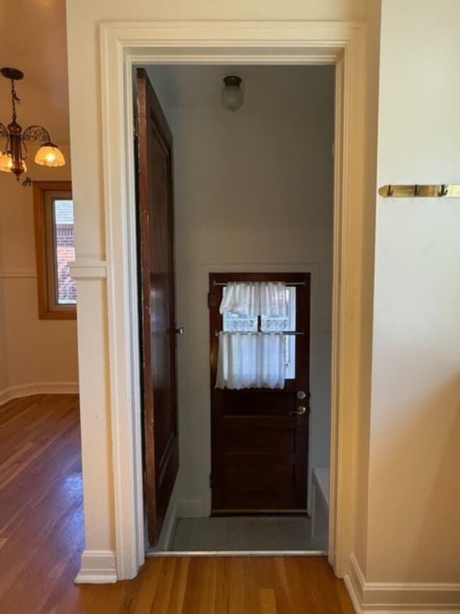 Building Photo - House For Lease