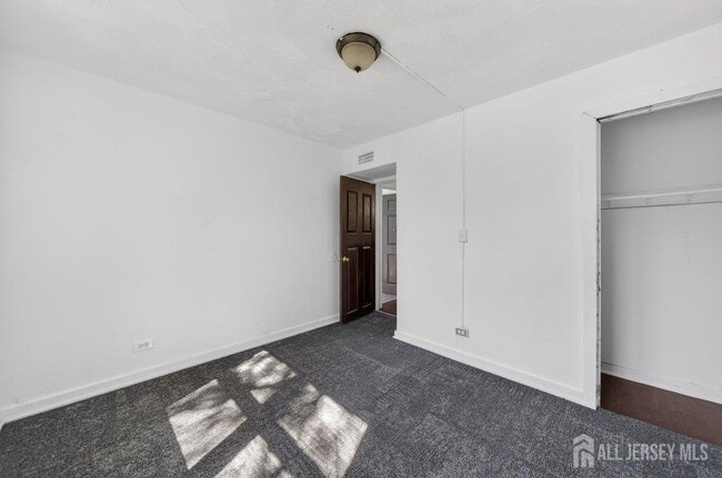 Building Photo - 6 Farm Ln