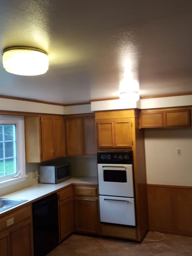 Building Photo - University Place 2bd 2bth, with bonus/office, $2,995 includes yard care and utilities other than ...