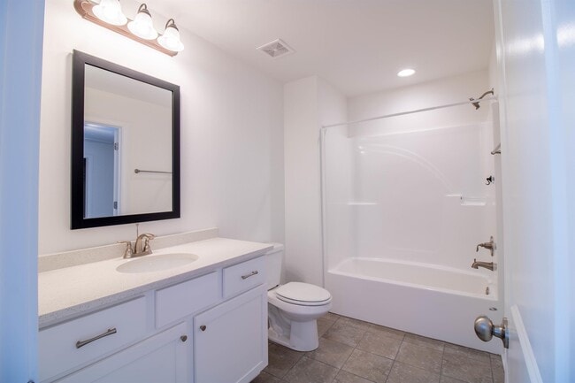 Building Photo - 83 Ivy Lp