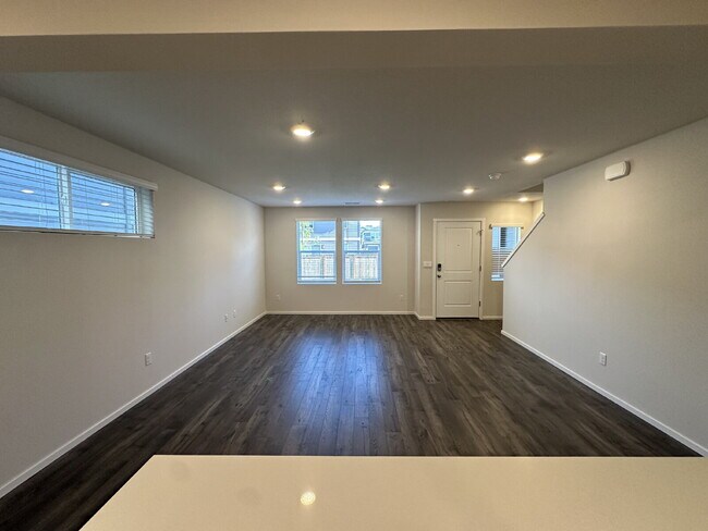 Building Photo - Newer Townhouse in Saddle Club Estates with 2-Car Garage – Nearby Winco, Fred Meyers & Schools