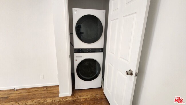 Building Photo - 1438 S Barrington Ave