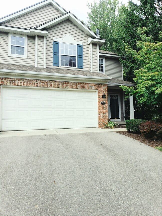 Building Photo - 3910 Old Elm Dr SE