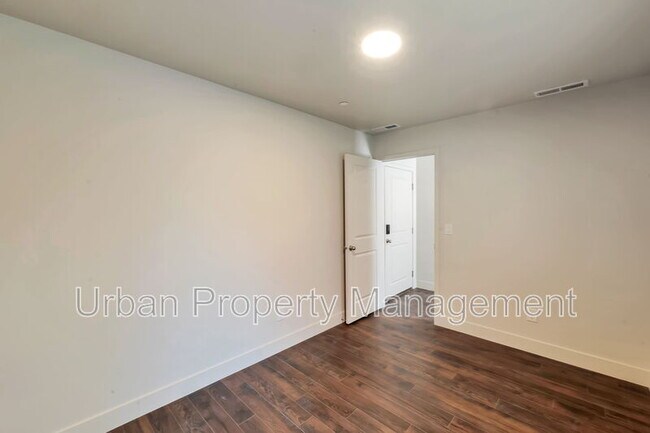Building Photo - 1590 S 900 W
