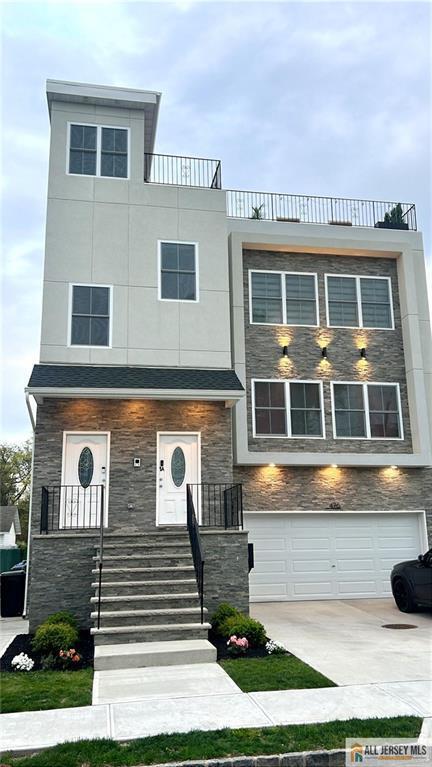 Primary Photo - 476 Meade St