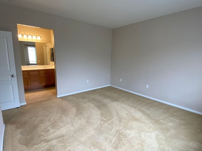 Building Photo - Well Kept 2 Bedroom townhome in San Marcos