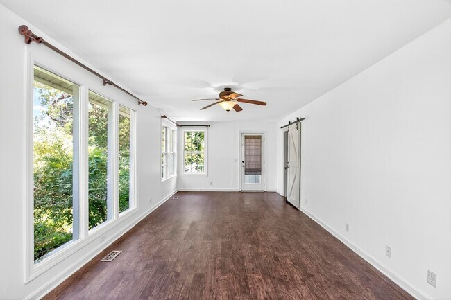 Building Photo - 3008 Lakeshore Dr
