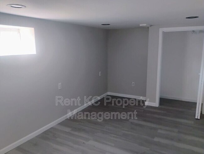 Building Photo - 6021 N Topping Ave