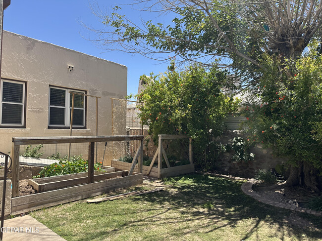 Building Photo - 3921 Pershing Dr