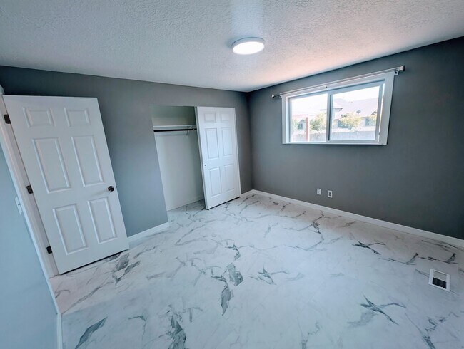 Building Photo - GORGEOUS Home!!!