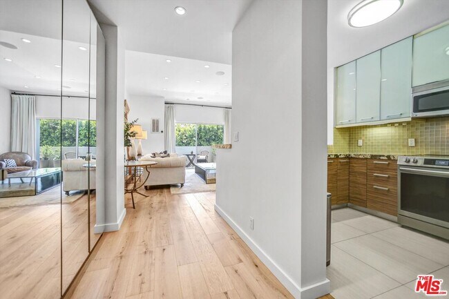 Building Photo - 999 N Doheny Dr