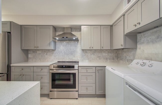 Building Photo - 355 N Post Oak Ln