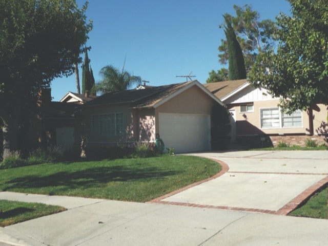 Building Photo - Charming Single-Story Pool Home in Prime Northridge Location