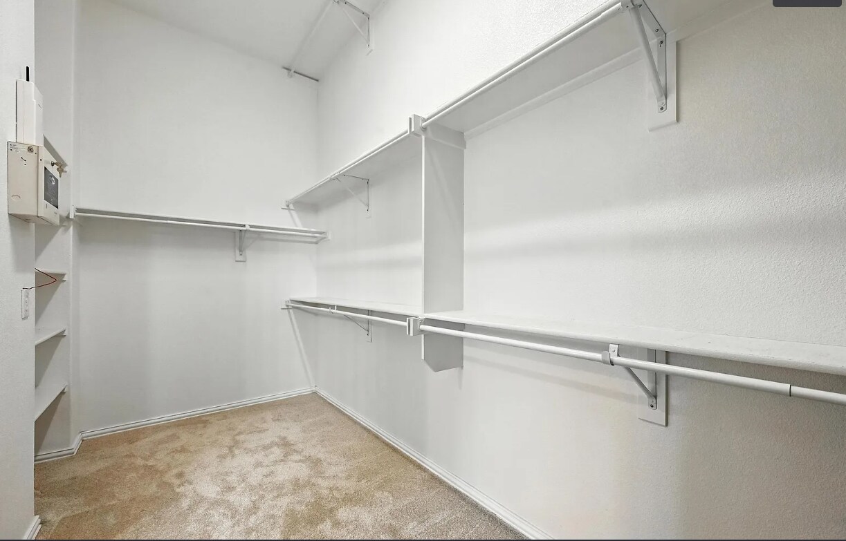 Building Photo - Room in House on Smoke Tree Dr