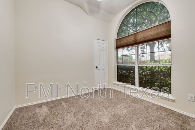 Building Photo - 8101 Hyde Park Dr