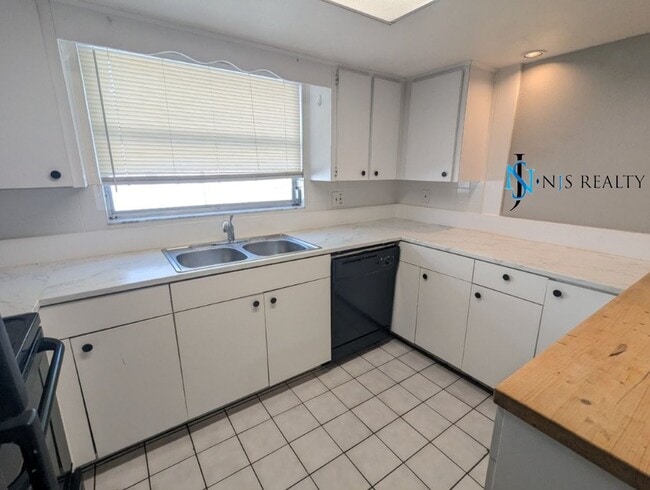 Building Photo - True 3 bed/2 bath/1400+ Sq. Ft. home with Large open floorplan, and a HUGE enclosed porch!!