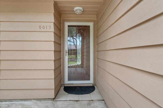 Building Photo - 5017 Oak Ct