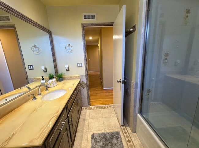 Building Photo - Beautiful 3 Bedroom 2 Bathroom House in Granda Hills