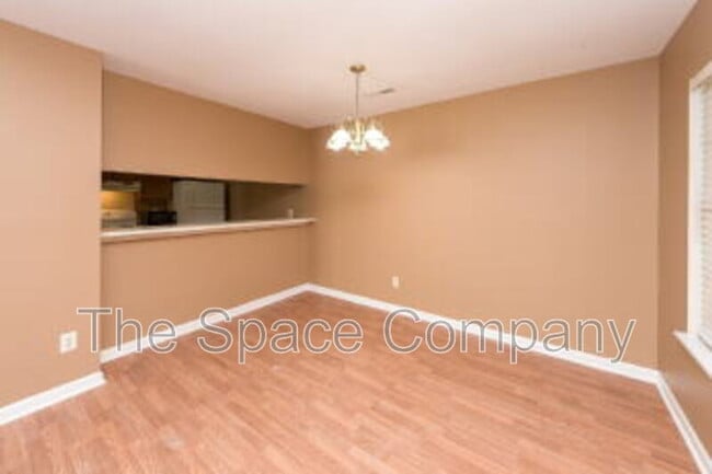 Building Photo - 404 Erskine St