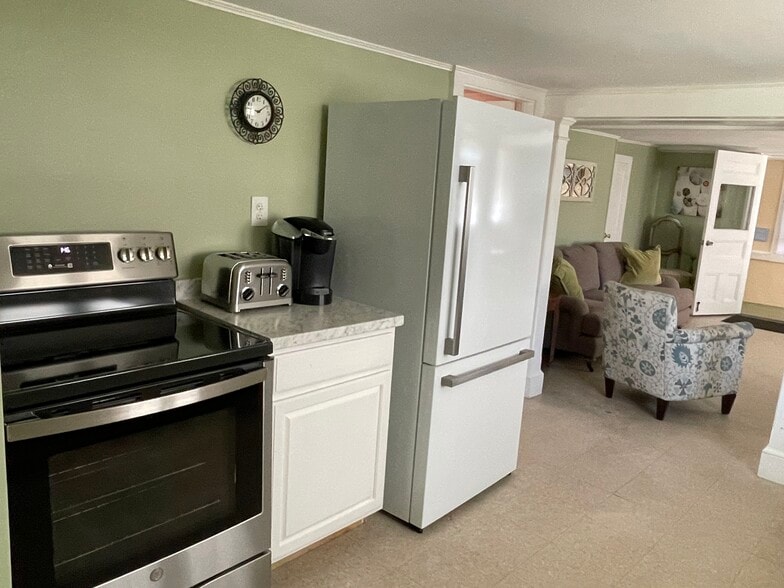 kitchen/opposite wall - 123 Atlantic Ave