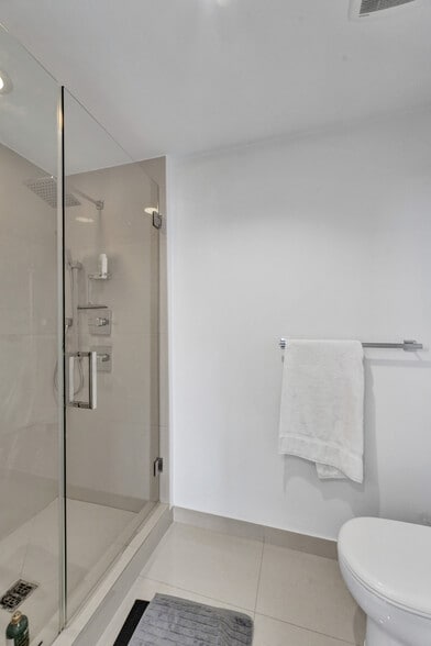 Building Photo - 600 NE 27th St