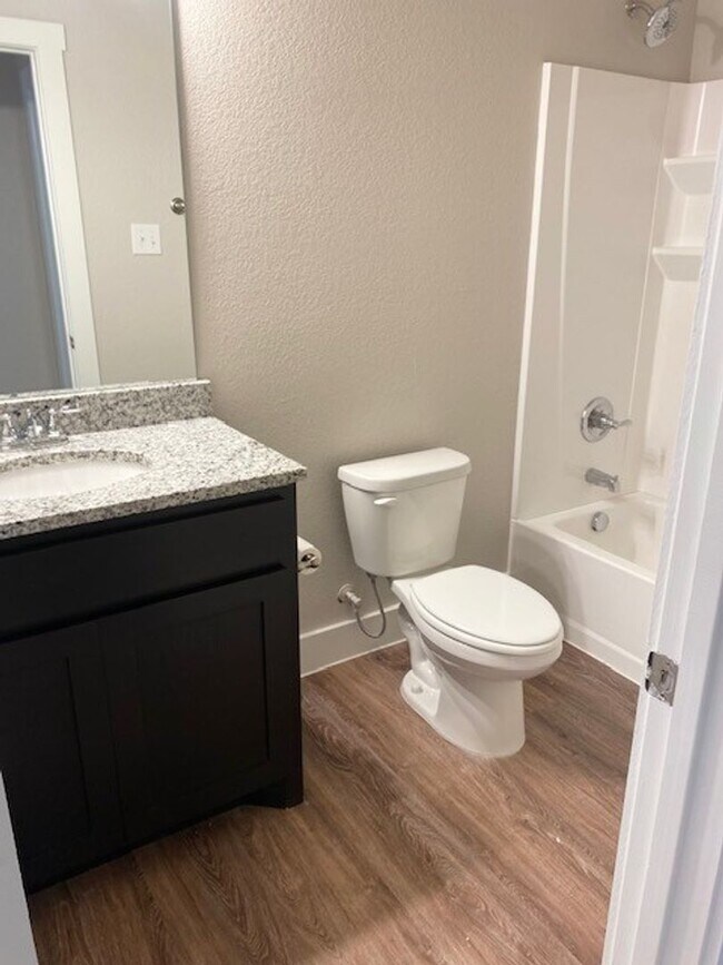 Building Photo - Large Townhome on corner lot