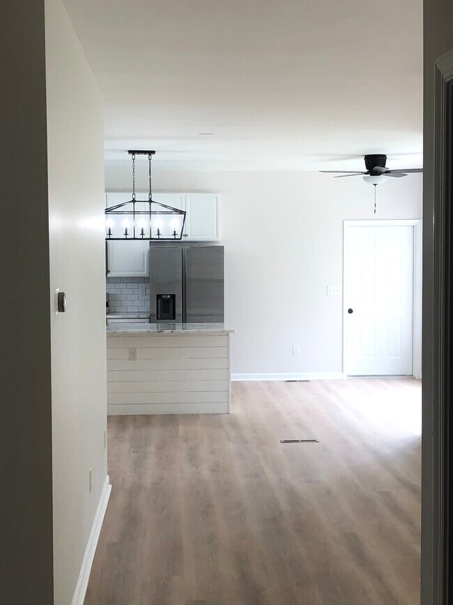 Building Photo - 1745 Maple Ave