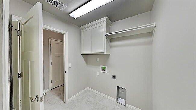 Building Photo - 6224 Beverly Hills Dr