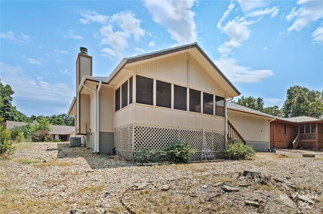 Building Photo - 13 Yarmouth Dr