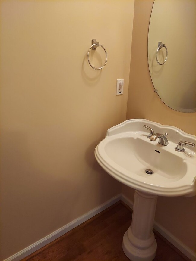 Building Photo - 3 Bed 2.5 Bath Townhouse