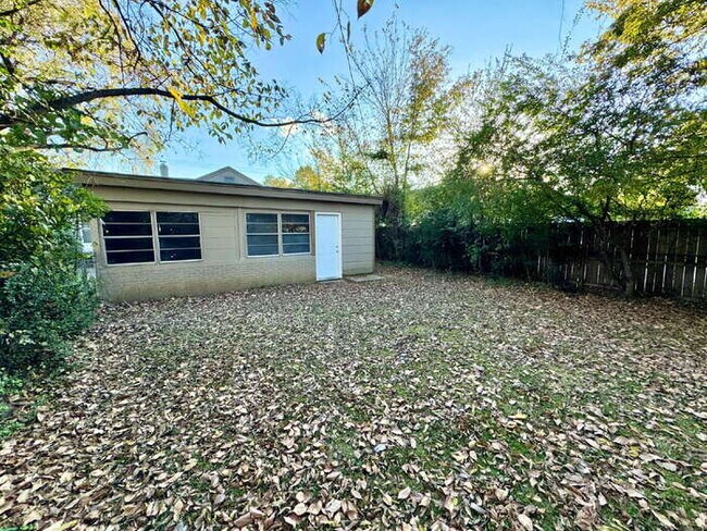 Building Photo - 3880 Spottswood Ave