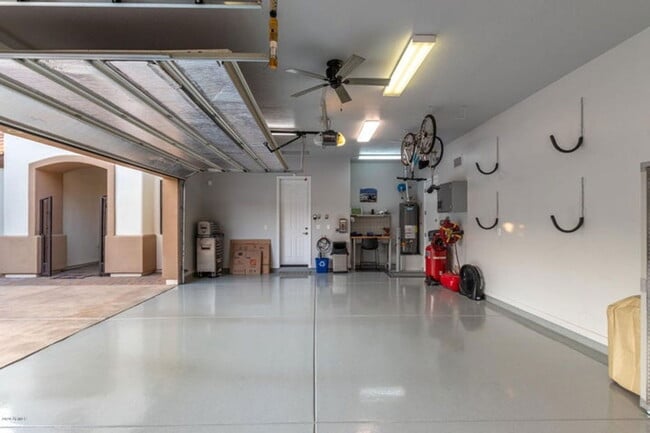 Building Photo - 908 Elm St