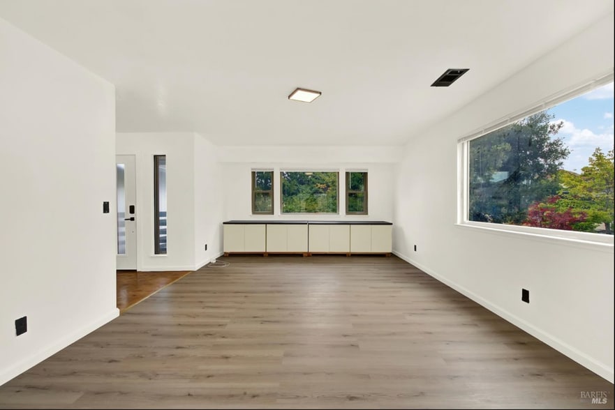 Building Photo - 143 Creekview Dr