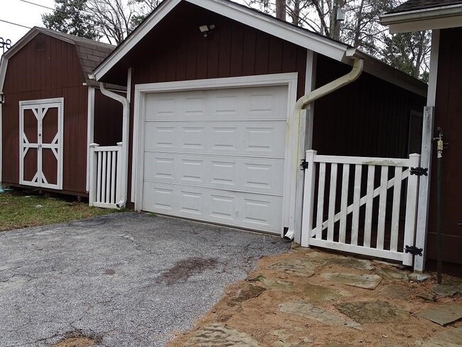 Building Photo - 160 Custers Ct