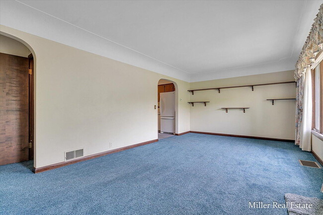 Building Photo - "Charming 3-Bedroom Lakehouse retreat with Spacious 2128 Sq Ft Layout in Hastings, MI!"