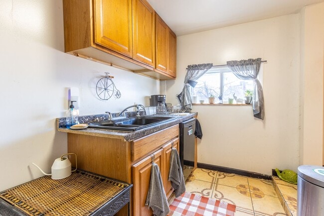 Building Photo - 618 Edgemont St