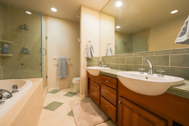 Building Photo - Private Room for Rent with Garage Access -...