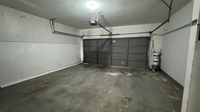 Building Photo - 17573 Red Oak Dr