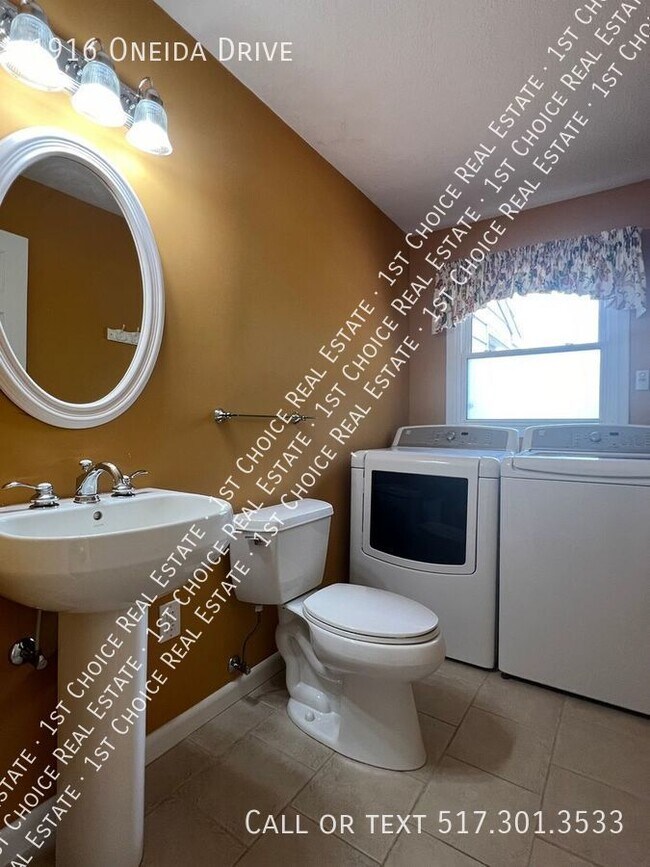 Building Photo - 1916 Oneida Dr