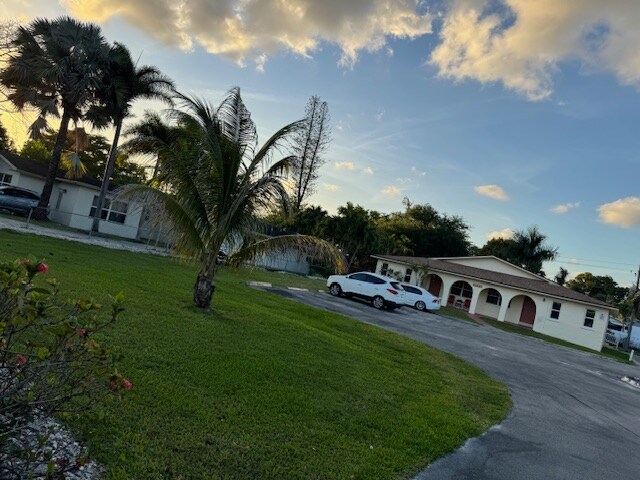 Building Photo - 4063 SW 51st St