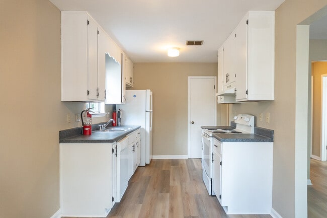 Building Photo - 733 Pointe Ct