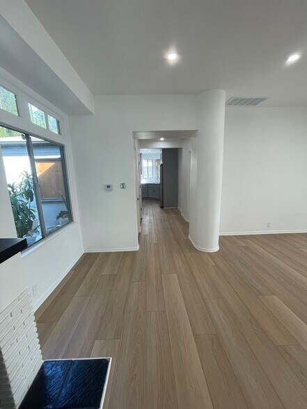 Building Photo - 3043 Hollycrest Dr