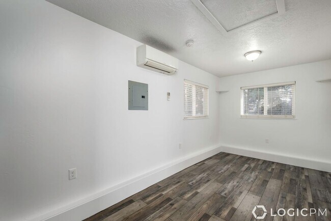 Building Photo - 1238 Oak St