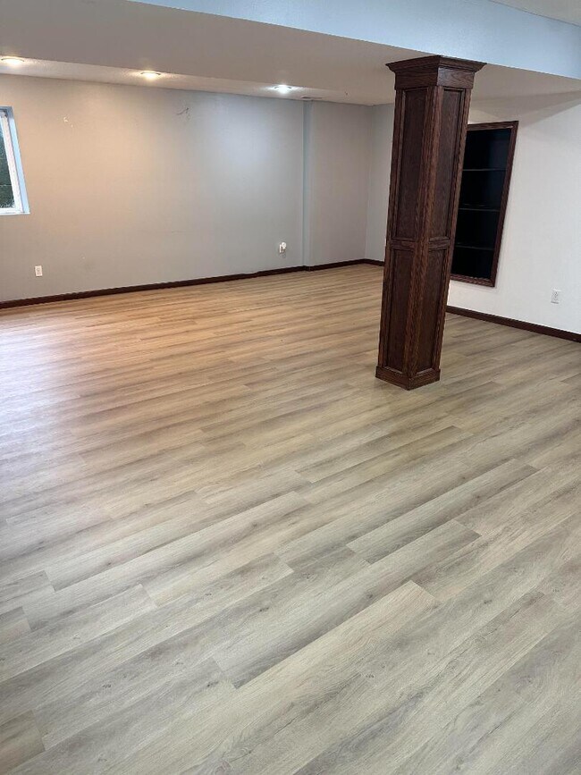Building Photo - 658 Meadow Cir