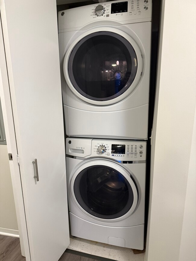 Building Photo - 544 N State St