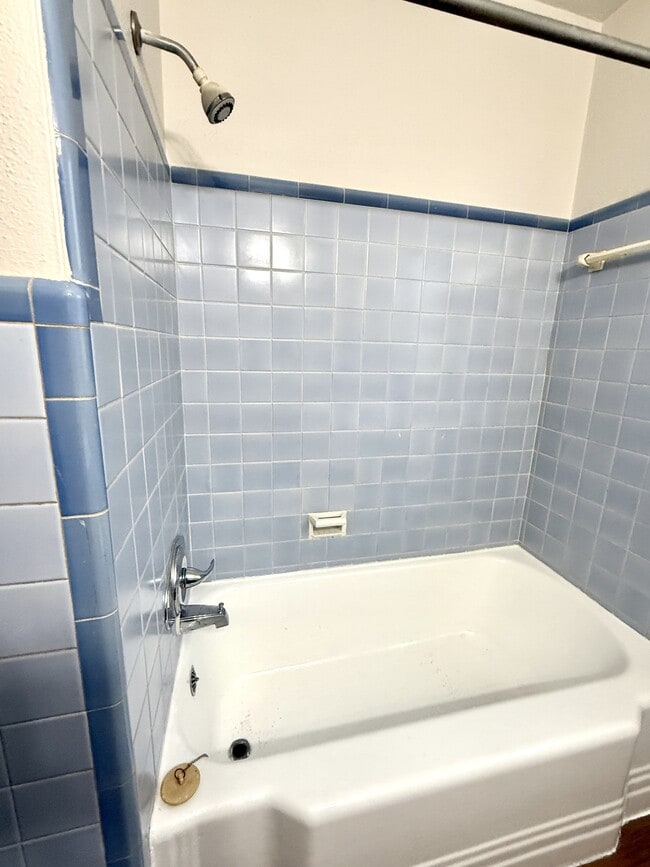 Building Photo - 33 8th Ave NW