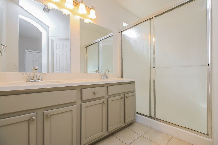 Building Photo - 633 S Balboa