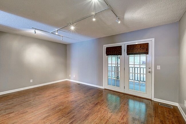 Building Photo - 200 Arrowhead Dr
